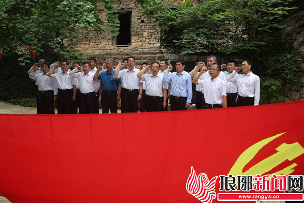 魯南制藥集團到九間棚精神紀念館開展主題教育