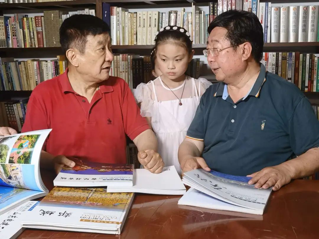 山東省新聞攝影學會向李錦書院贈送畫冊圖書